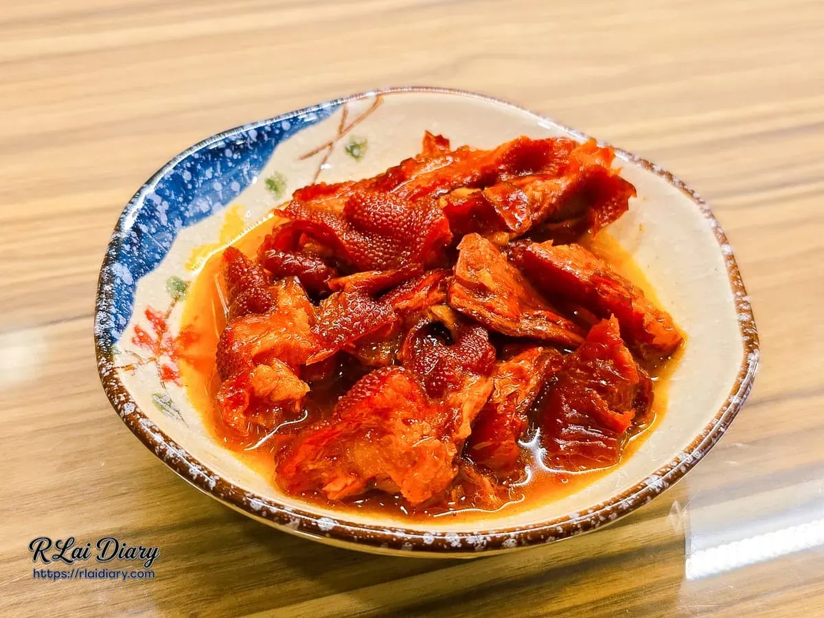 小捲日記無骨鳳爪微辣口味特寫：彈牙膠質與辛香料醃漬