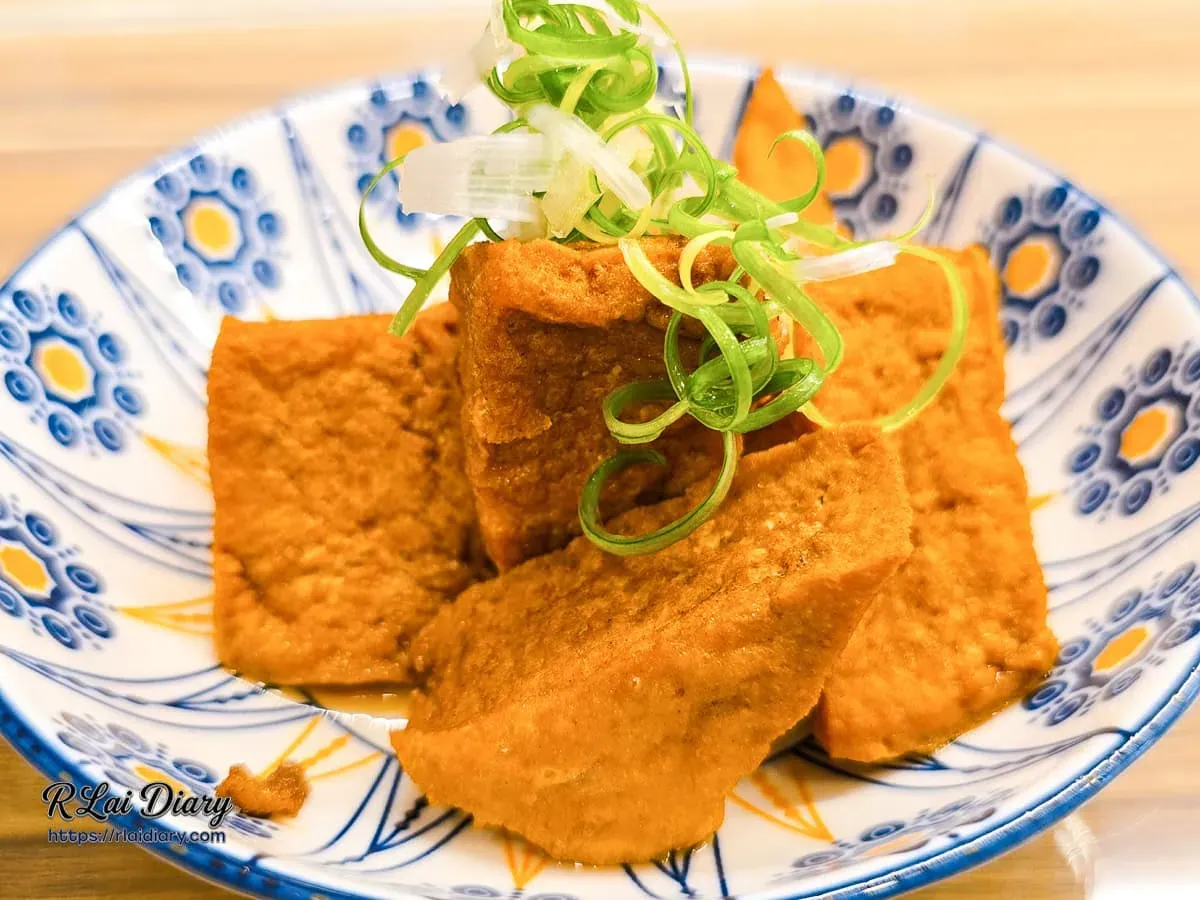 小捲日記推薦小菜滷油豆腐特寫：琥珀色澤入味吸飽湯汁
