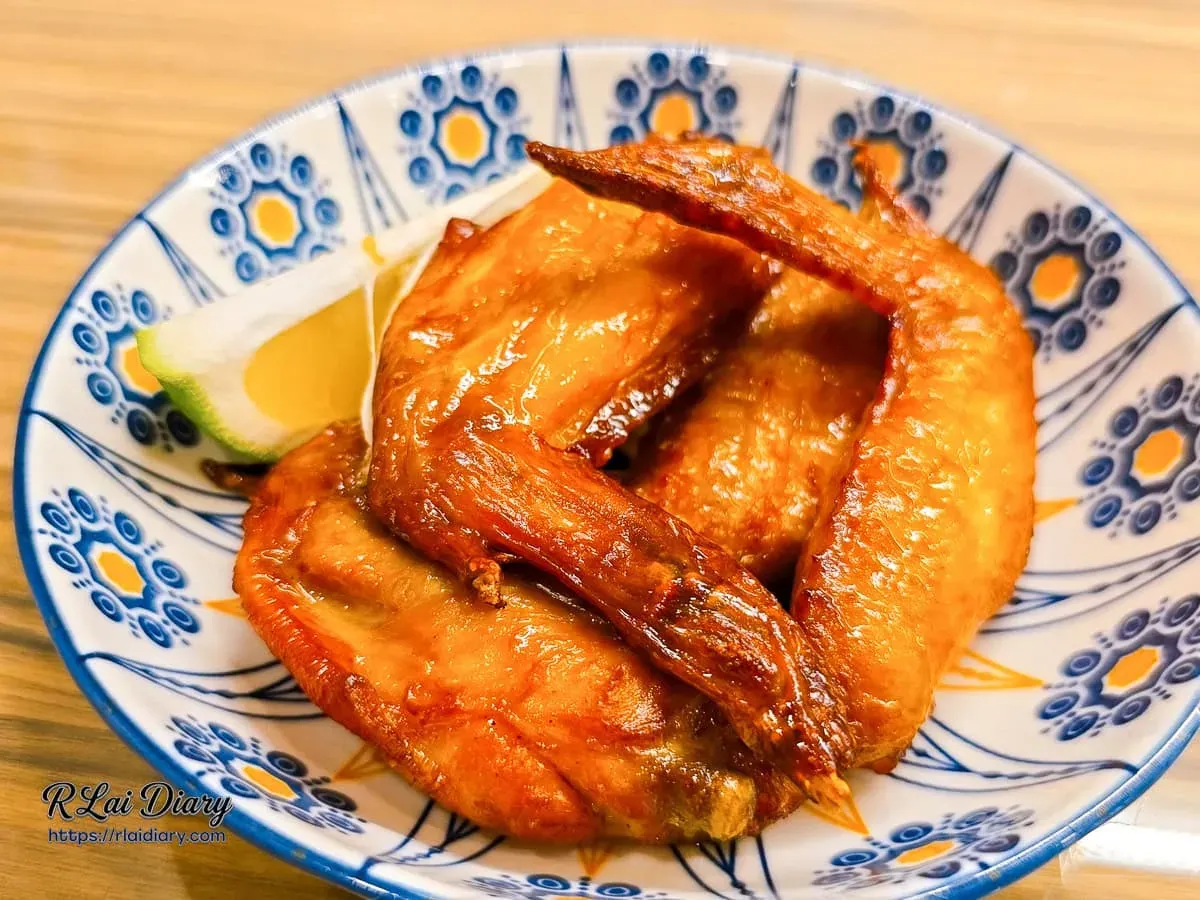 小捲日記檸檬烤雞翅特寫：外皮酥脆肉質多汁的酸甜層次
