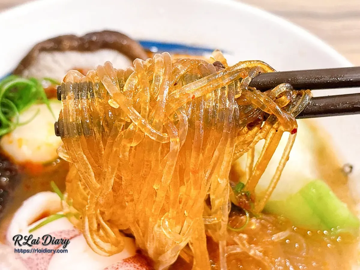 小捲日記麻辣冬粉特寫：夾起吸飽麻辣牛油精華、呈現琥珀色澤且質地彈牙的冬粉
