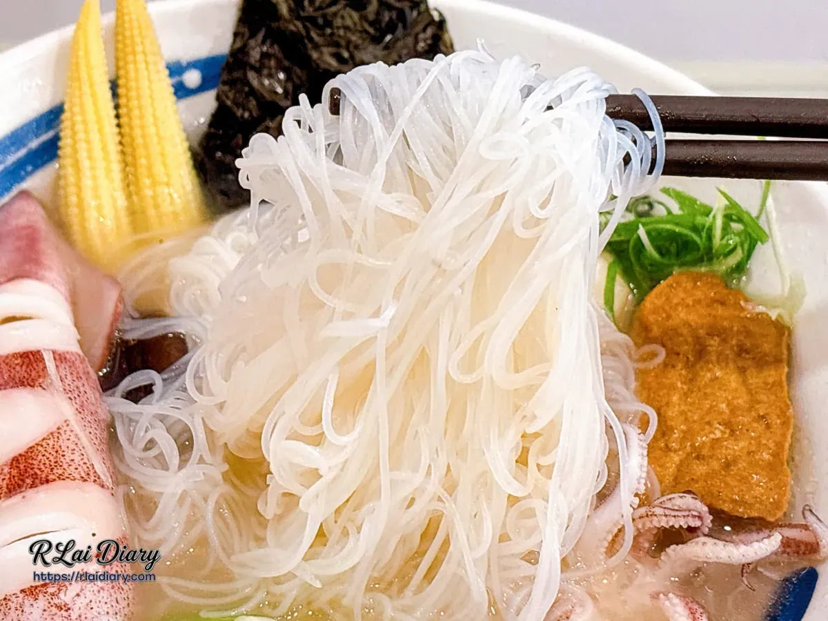 小捲日記細米粉特寫：夾起吸附滿滿海鮮精華湯頭、滑順且不沈重的米粉質地