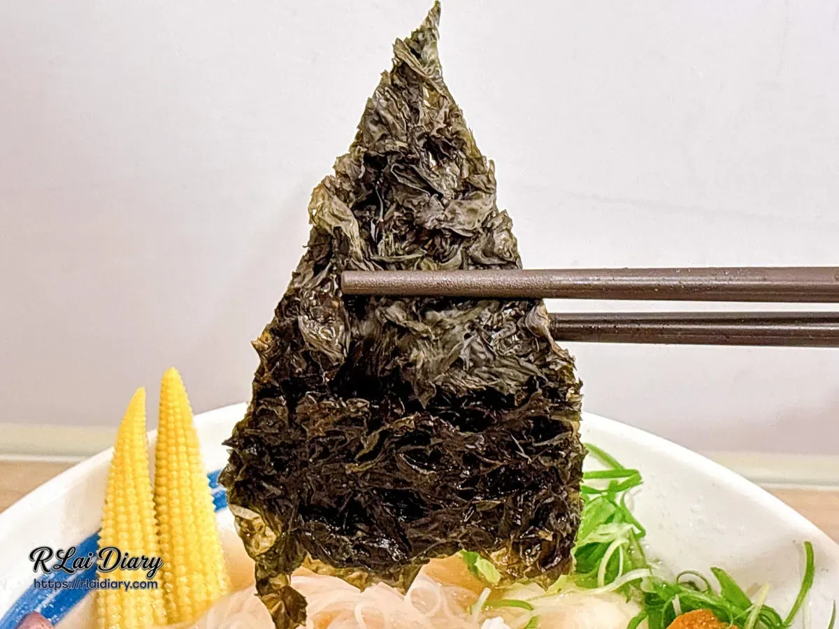 小捲日記配菜海苔特寫：大片厚實海苔為鮮甜湯頭注入層次鮮明的焙火香氣