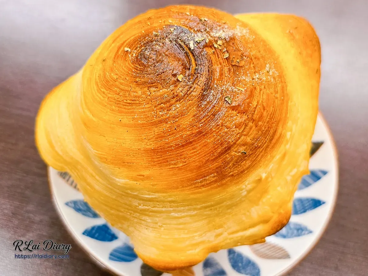 螺旋酥皮特寫，如漩渦般的奶香焦糖化色澤