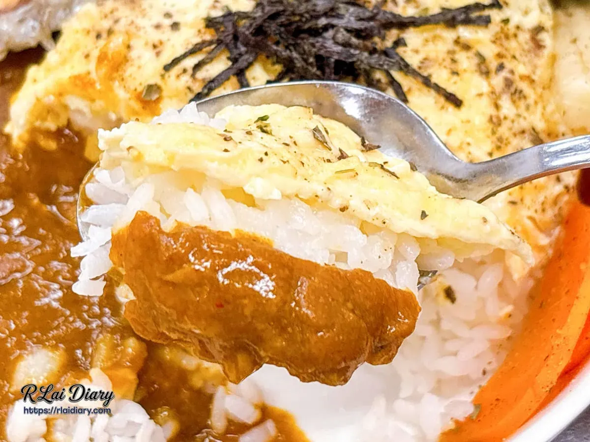 一匙舀起充滿蛋香與咖哩香氣的飽滿白飯