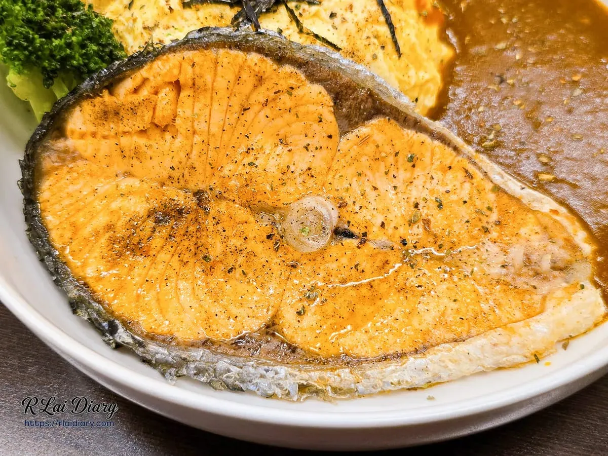 金黃微焦的厚實鮭魚排，Omega-3油脂豐富特寫