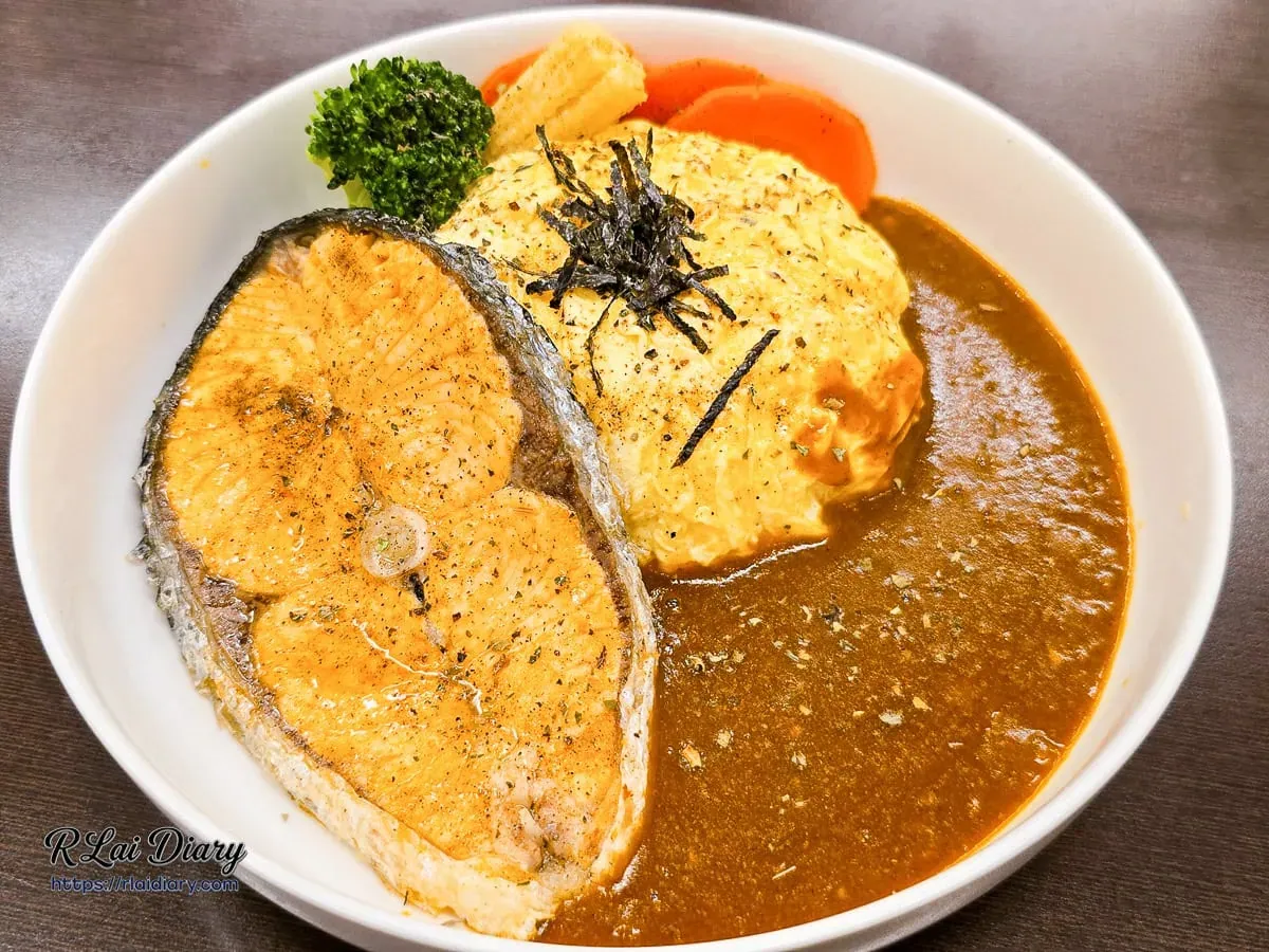 厚切煎鮭魚咖哩飯搭配滑嫩歐姆蛋包飯