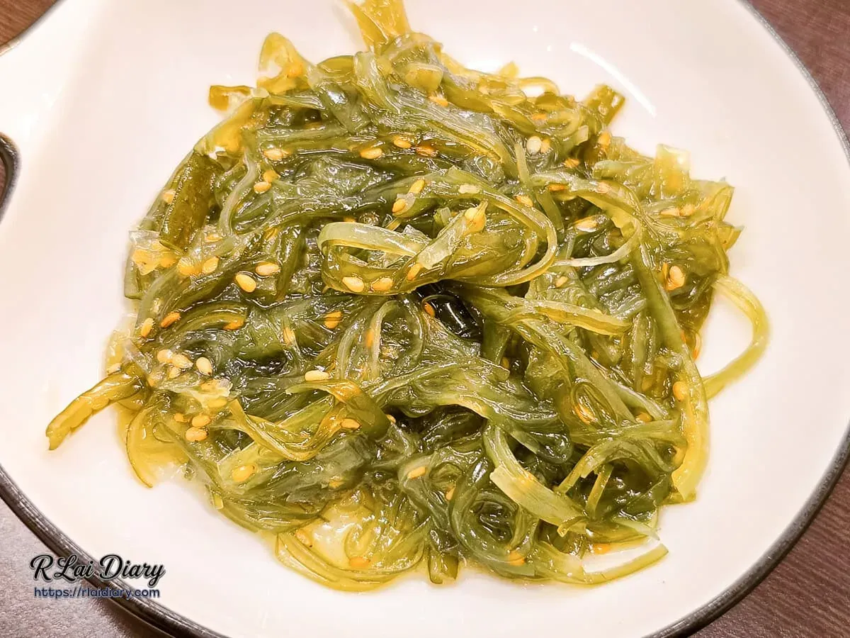 日式海帶芽搭配白芝麻，清爽鮮甜口感