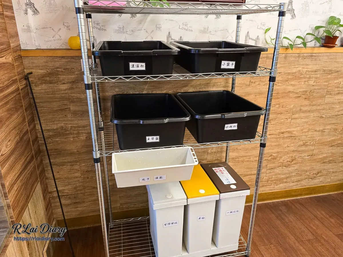 餐廳自助式餐具回收區與乾淨整潔的動線規劃