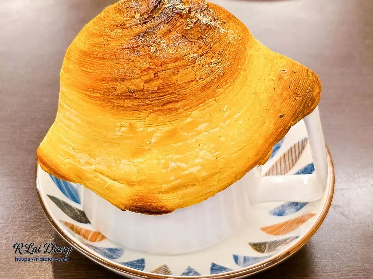 招牌螺旋酥皮濃湯，烘烤至金黃酥脆的層次感