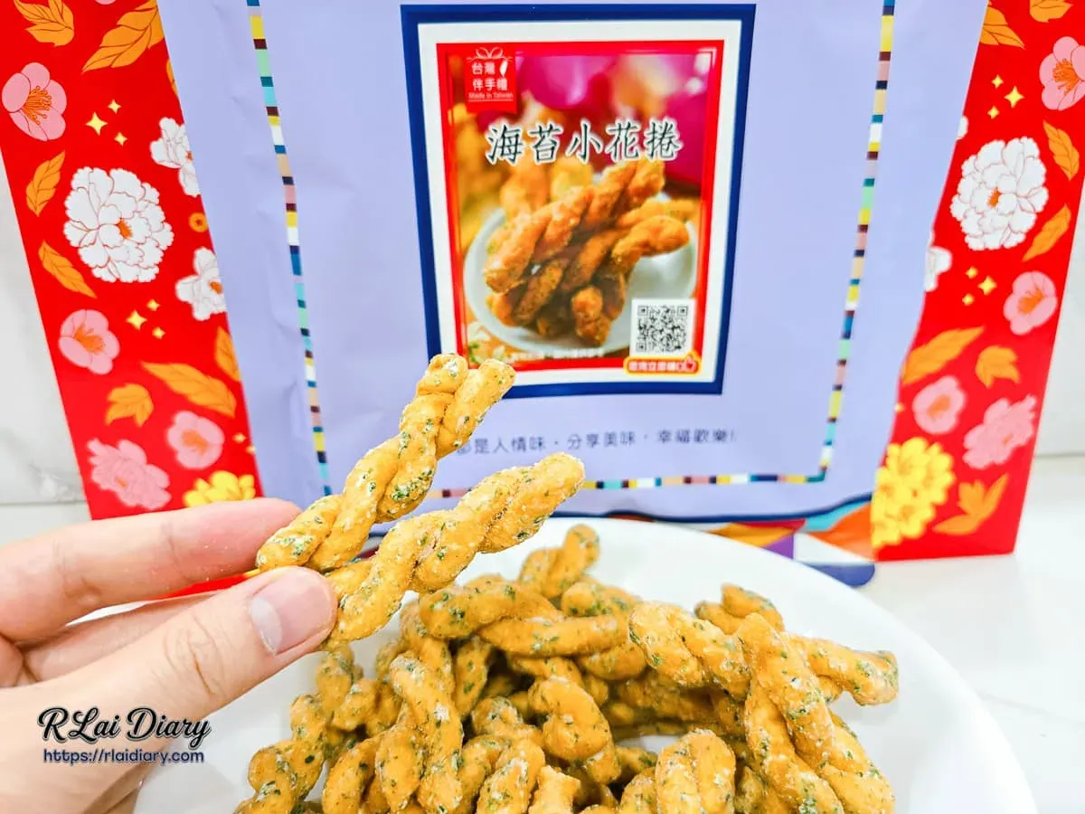 手拿兩支裕芳海苔小花捲，展示濃郁海苔細末