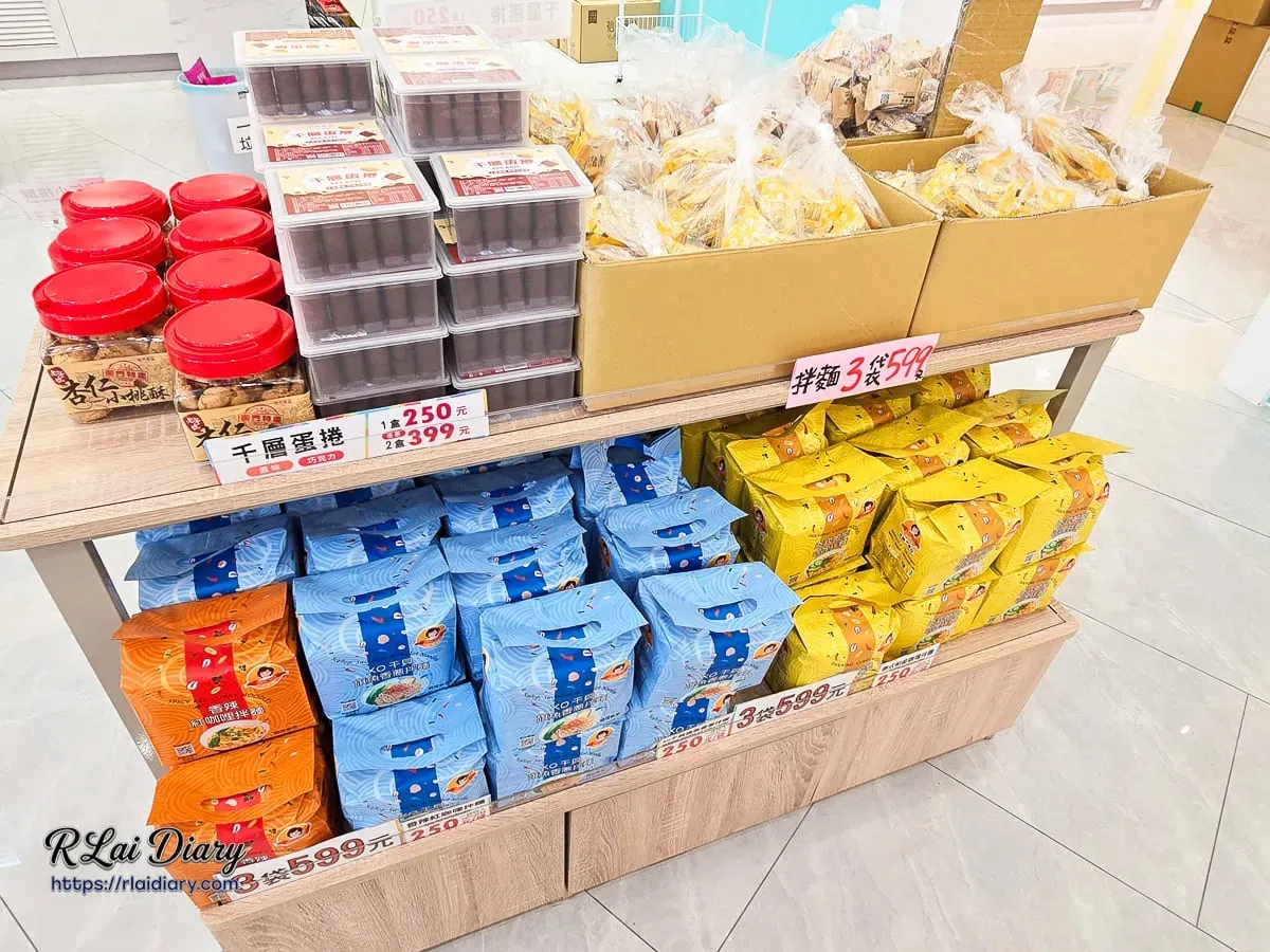 裕芳食品手作拌麵系列與厚實千層蛋捲陳列