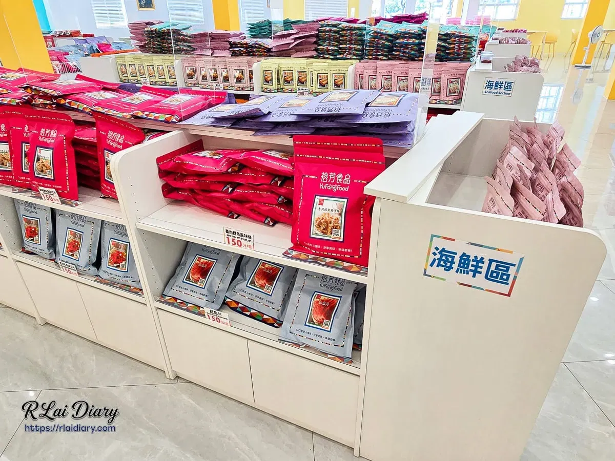 裕芳中科店海鮮區特寫，包含魷魚絲與魚漿製品