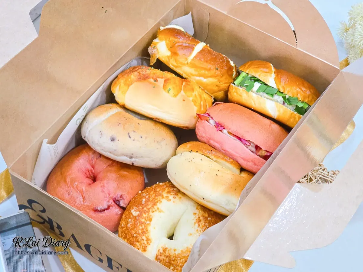 貝與果 Bagel & Bagels 貝果禮盒開箱實拍,包含韭菜洋蔥乳酪、玫瑰卡士達等多種口味合照