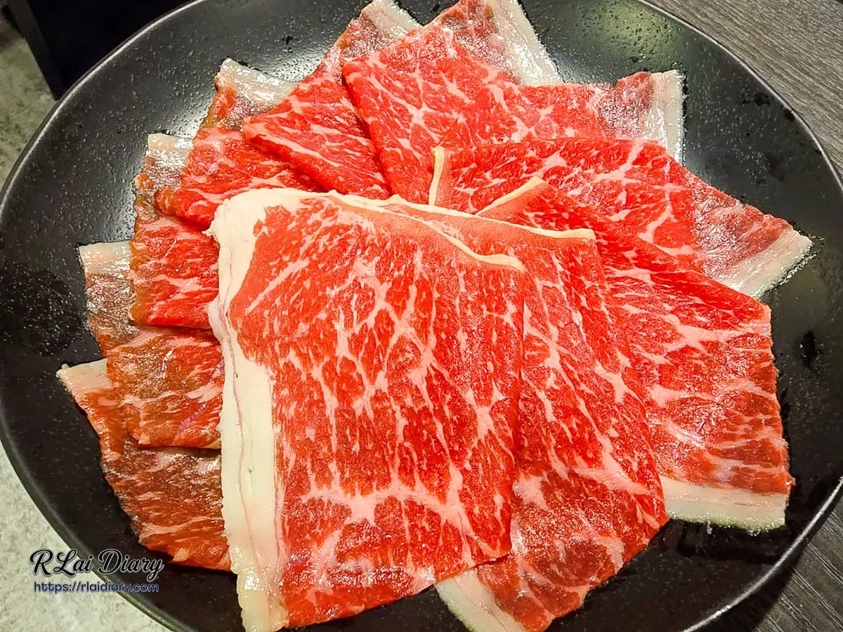 新千葉火鍋西門店頂級澳洲M9和牛霜降牛肉紅寶石般飽滿色澤盤裝
