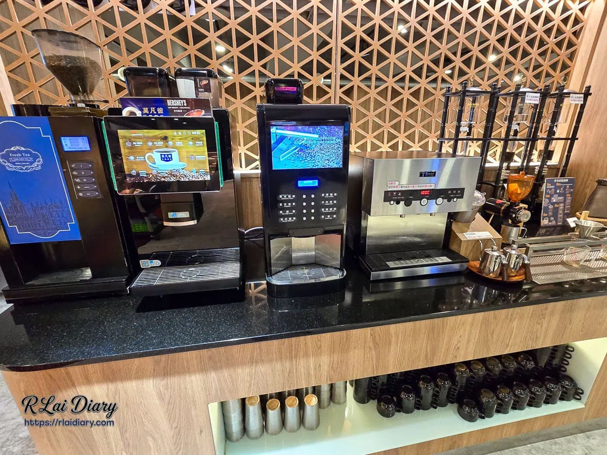 新千葉火鍋西門店頂級飲品區專業手沖咖啡手作現磨與冰滴咖啡萃取機