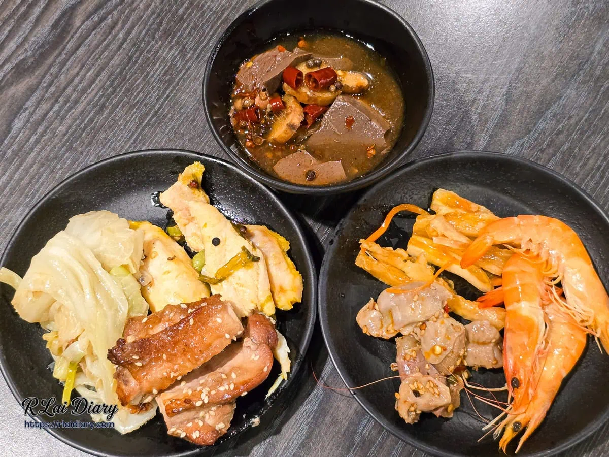 新千葉火鍋西門店現拿熟食三小盤麻辣鴨血香煎雞腿排與冷盤熟白蝦