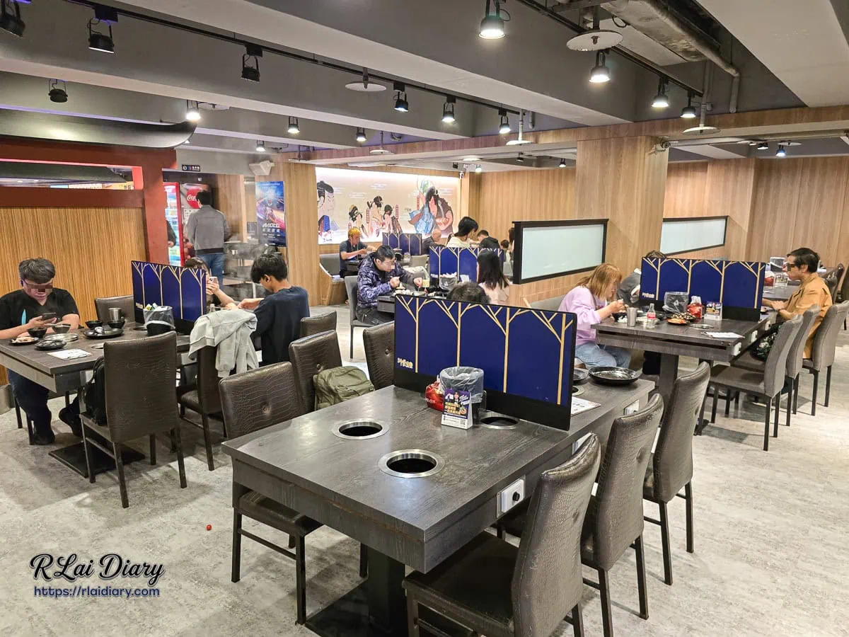 新千葉火鍋西門店內用座位區木質餐桌與精緻隔屏浮世繪壁畫空間