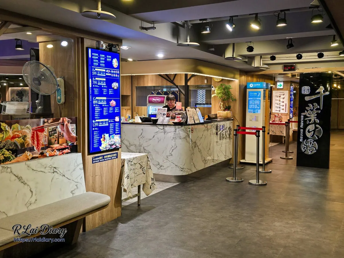 新千葉火鍋西門店門市入口櫃檯與菜單價目表