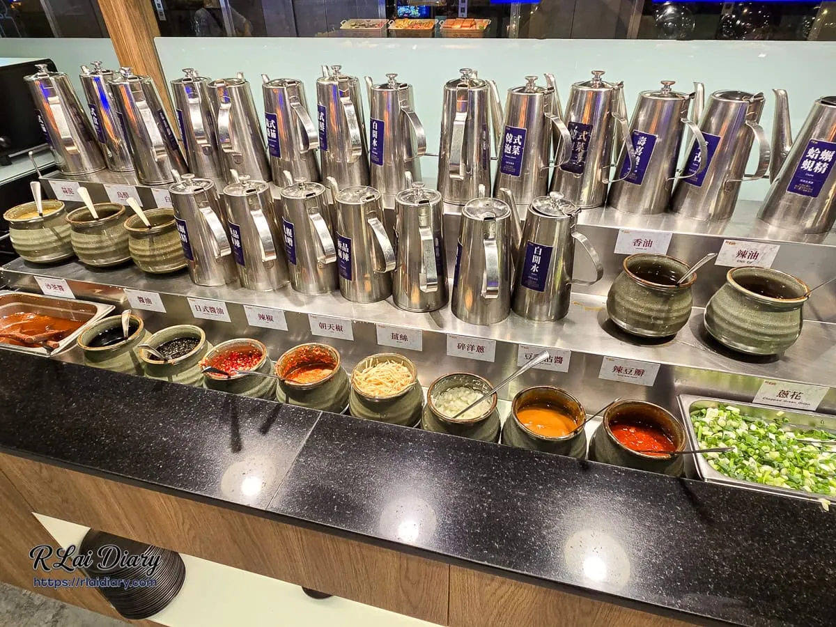 新千葉火鍋西門店自助加湯壺吧台與火鍋沾醬沙茶醬蔥花調味醬料區