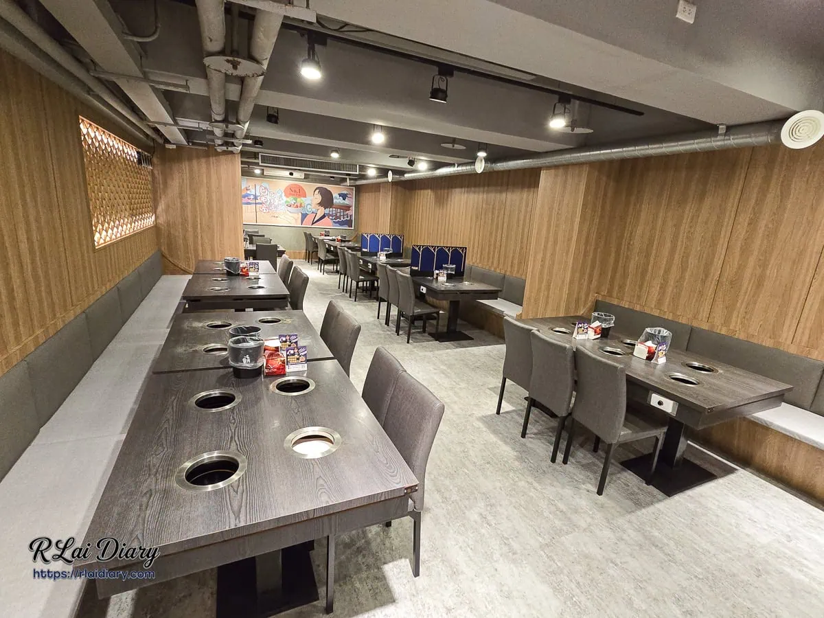 新千葉火鍋西門店適合多人團體聚餐的長桌座位區