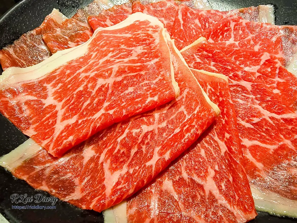 新千葉火鍋西門店澳洲M9和牛霜降細密交織的油脂紋理細節