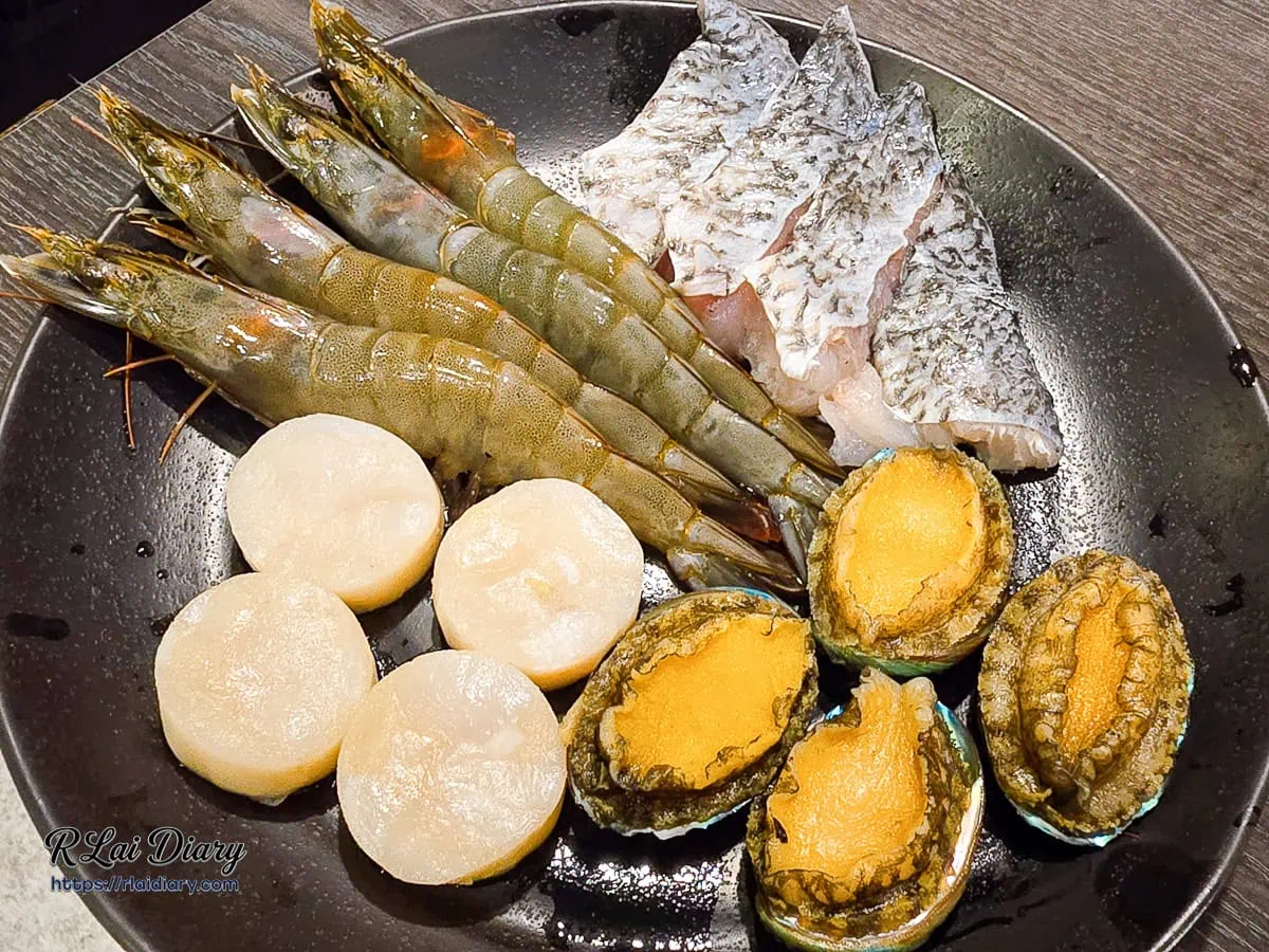 新千葉火鍋西門店頂級海鮮拼盤野生海蝦九孔鮑魚現流鱸魚片與干貝