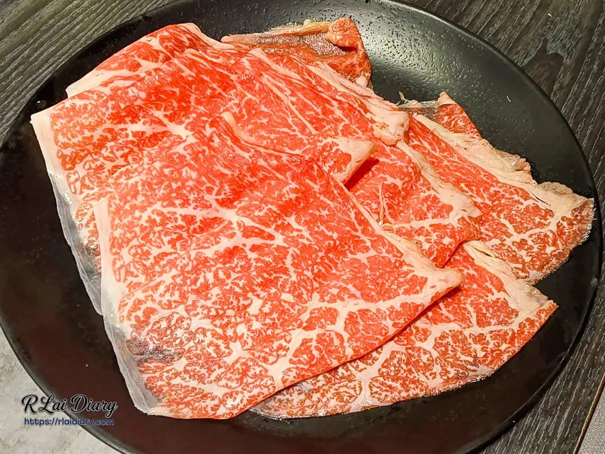 新千葉火鍋西門店現點現切日本A5和牛羽下粉嫩飽滿頂級肉質黑盤