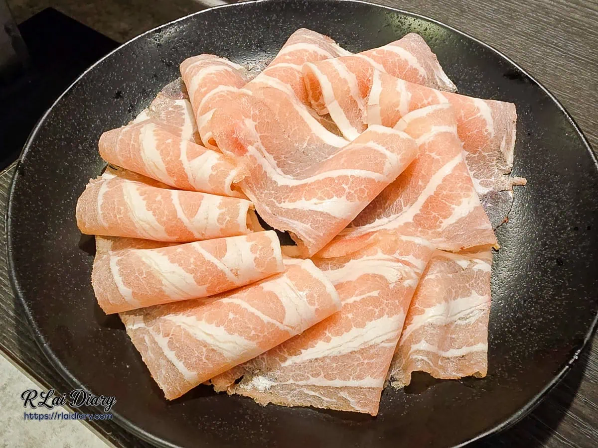 新千葉火鍋西門店現切特級松阪豬淡粉色肌理與乳白霜降油脂交織盤裝