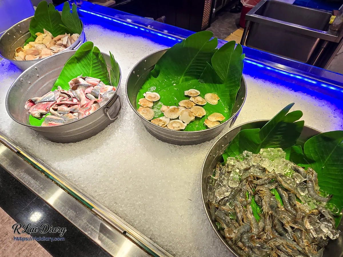 新千葉火鍋西門店海鮮冷藏生鮮吧冰鎮鮮蝦鮮魚片九孔鮑魚與扇貝