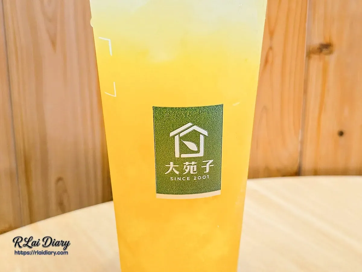 大苑子經典綠色方形商標與琥珀色果茶杯身，定義夏季的溫度