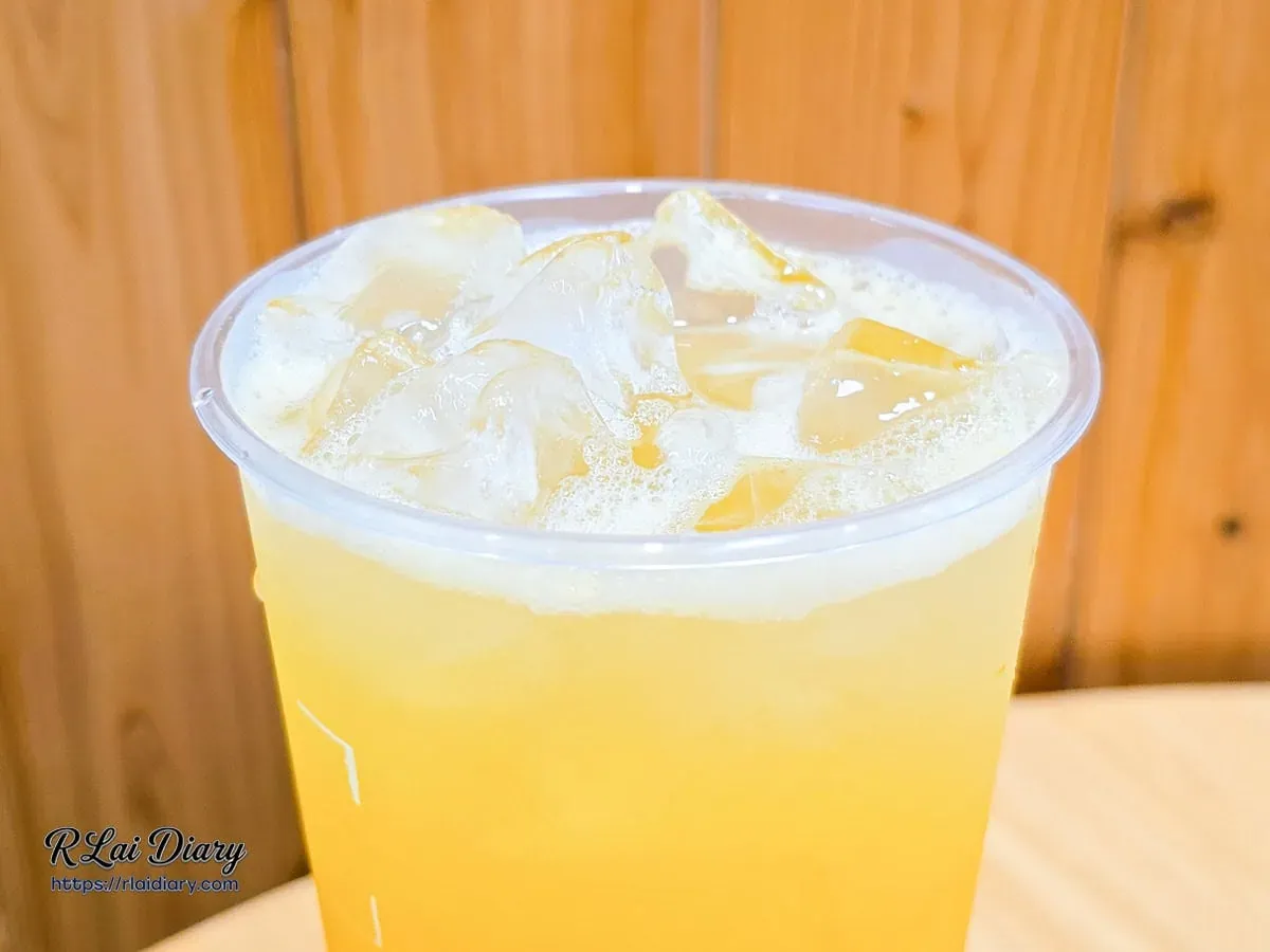 愛文翡翠飲品俯瞰圖，沁涼冰塊與澄澈茶湯在夏日午後的透涼感