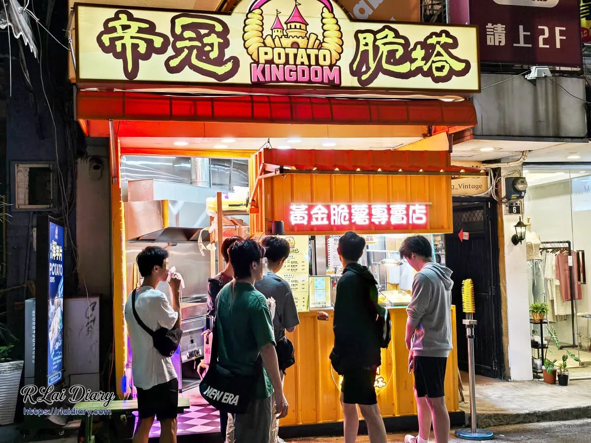 台中北區一中街帝冠脆塔亮黃色店面與排隊購買人潮