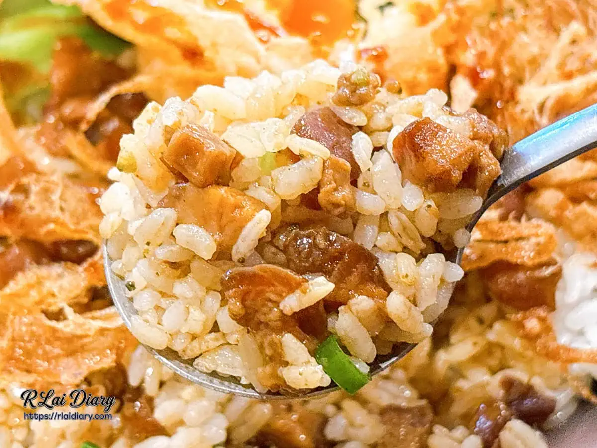 食的初職人滷肉飯特寫：滿滿一匙鹹香入味的肥美滷肉與Ｑ彈米飯