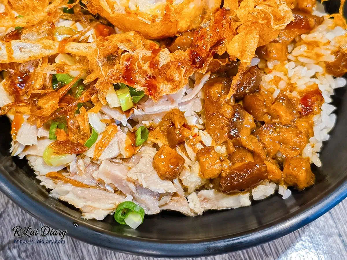 食的初雙拼雞魯飯肉量近照：誠意十足的滷肉與雞肉鋪面