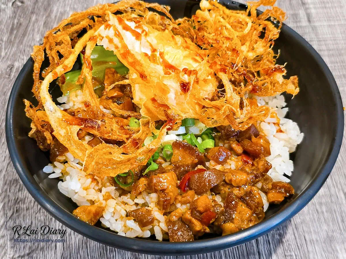 食的初炸蛋椒麻滷肉飯全景：滿滿滷肉與焦脆炸蛋