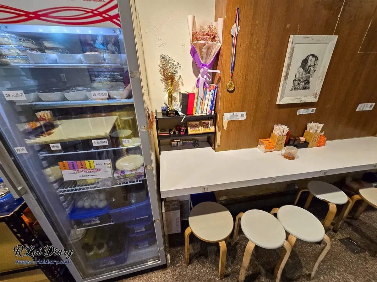 食的初吧檯座位區與店內生活感裝飾環境