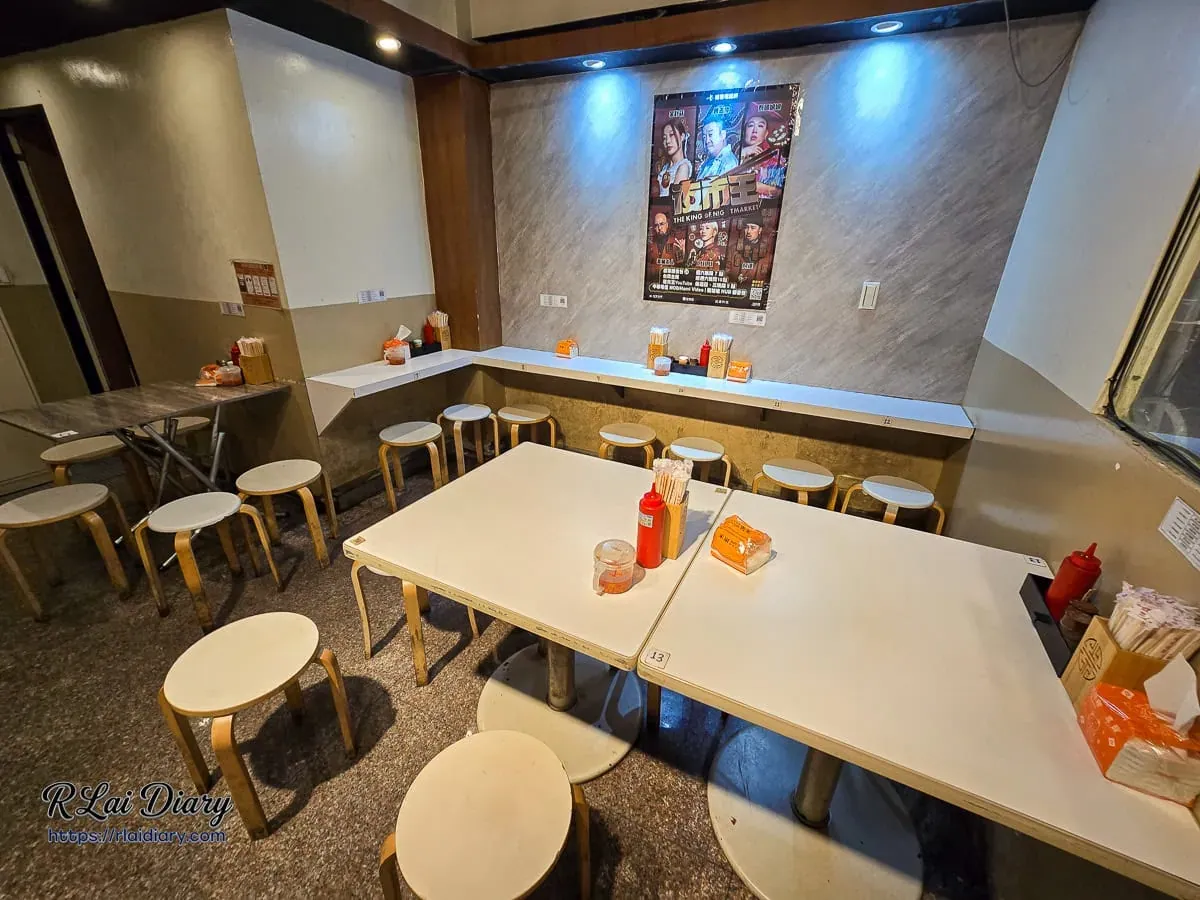 食的初一中店室內用餐環境與方桌座位區