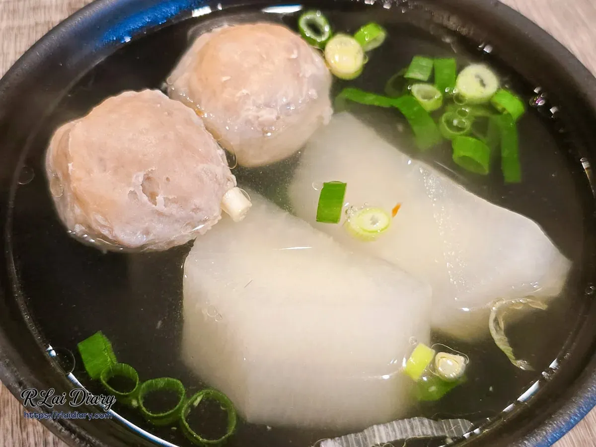 食的初慢燉蘿蔔貢丸湯近照：通透蘿蔔與 Q 彈貢丸