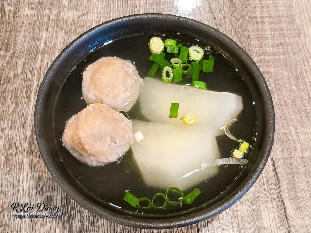 食的初招牌慢燉蘿蔔貢丸湯全景：甘甜清爽的熱湯