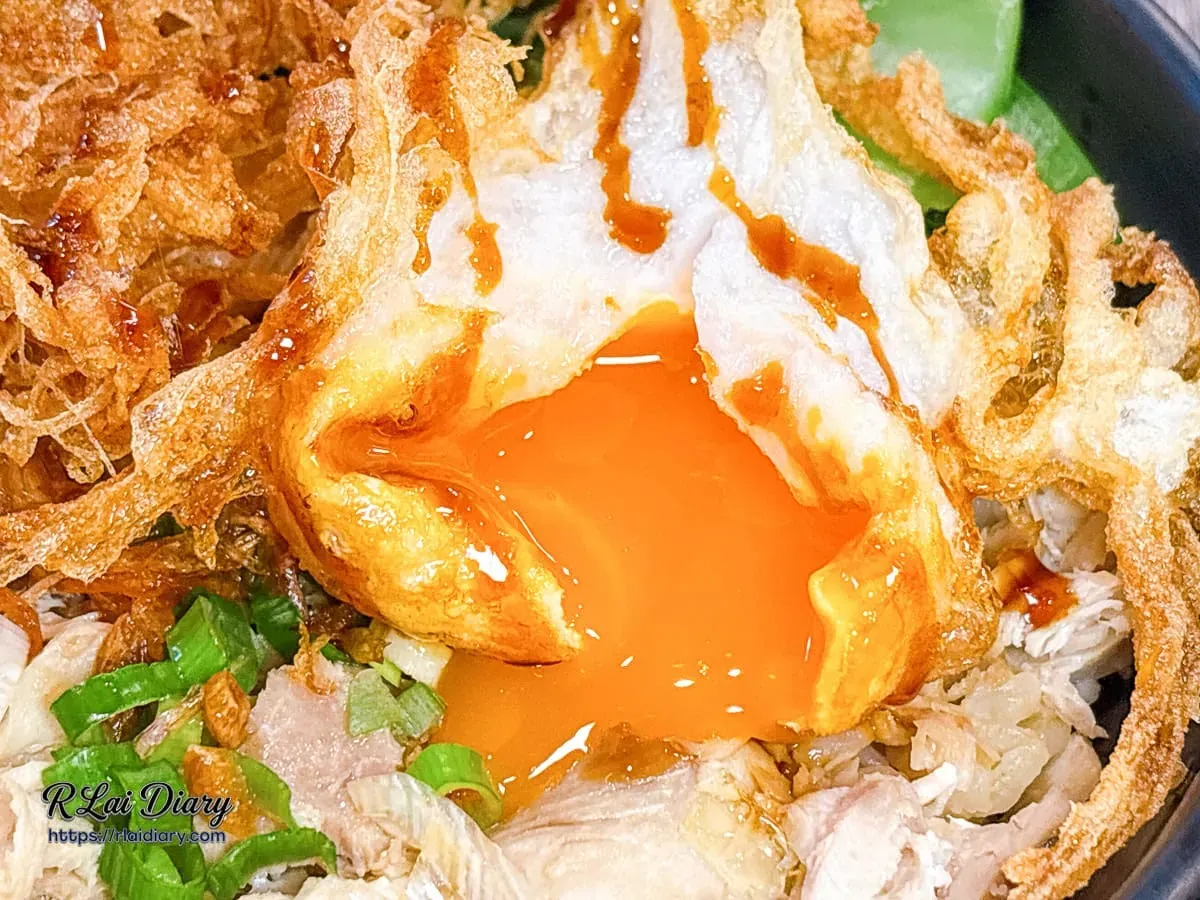 食的初靈魂炸蛋特寫：邪惡的半熟蛋黃流瀉在鮮嫩雞肉飯上