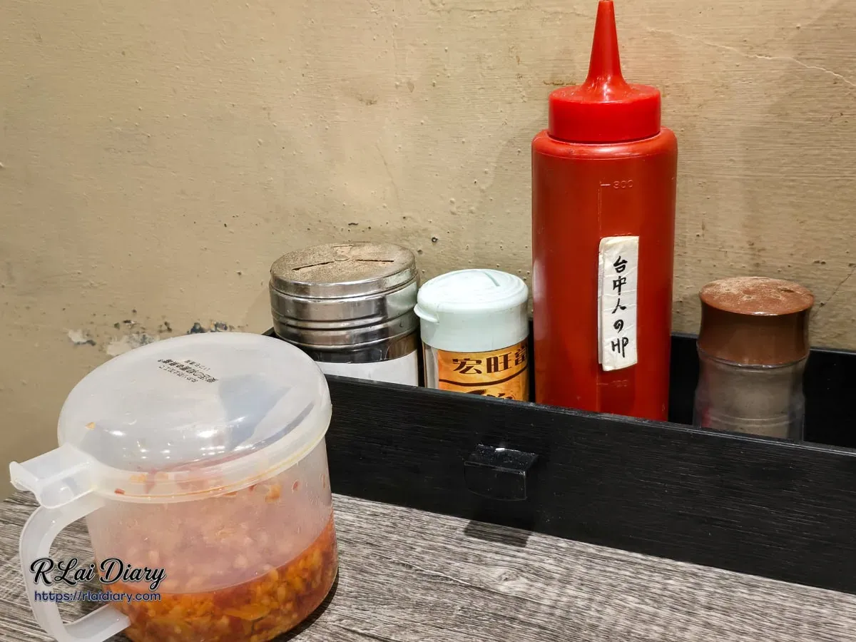 食的初調味料區提供台中人必備東泉辣椒醬與蒜蓉辣椒