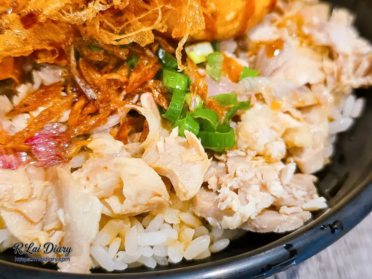 食的初蔥油雞肉飯細節：手撕鮮嫩雞肉與酥脆紅蔥頭
