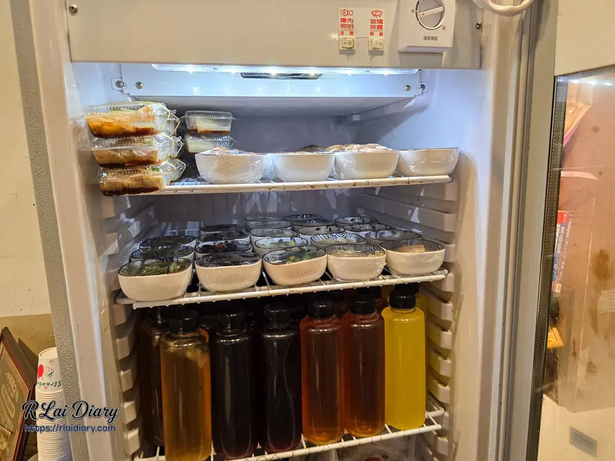 食的初自助冰箱內整齊擺放的小菜與冷泡茶飲