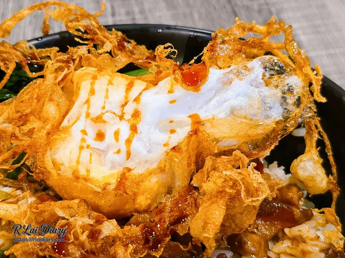 食的初靈魂招牌：外酥內嫩的金黃半熟炸蛋近照