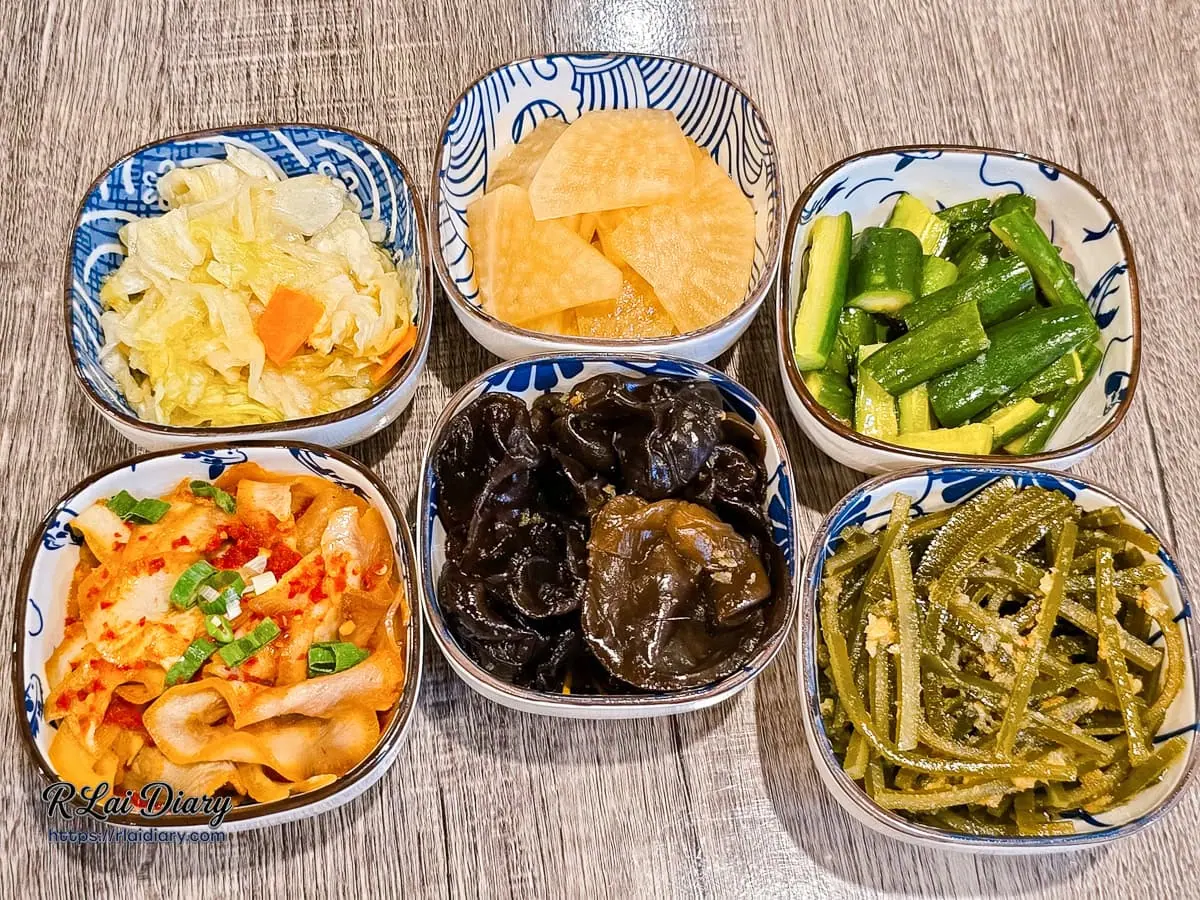 食的初六款職人手作小菜合照：柚香蘿蔔、黃瓜、川耳等