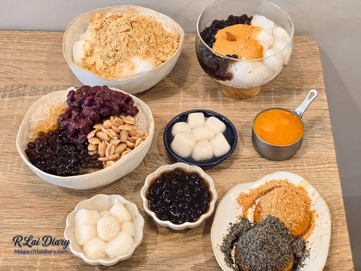 台中中區美食二沙堂餐點合照,木桌上擺放著綜合燒麻糬、手作湯圓紅豆湯與古早味粉角冰,充滿古早味與台味甜點氛圍