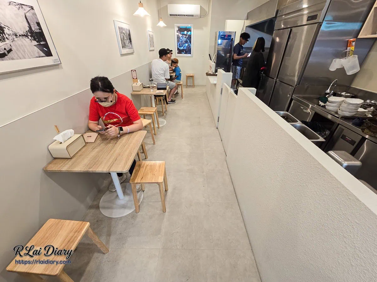 二沙堂內用座位區與第二市場老照片牆