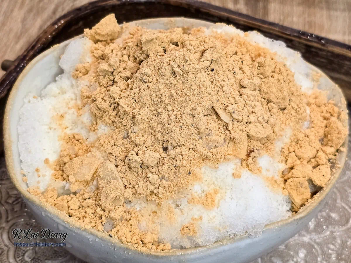 創新古早味時光麵茶冰灑滿微糖麵茶粉側拍