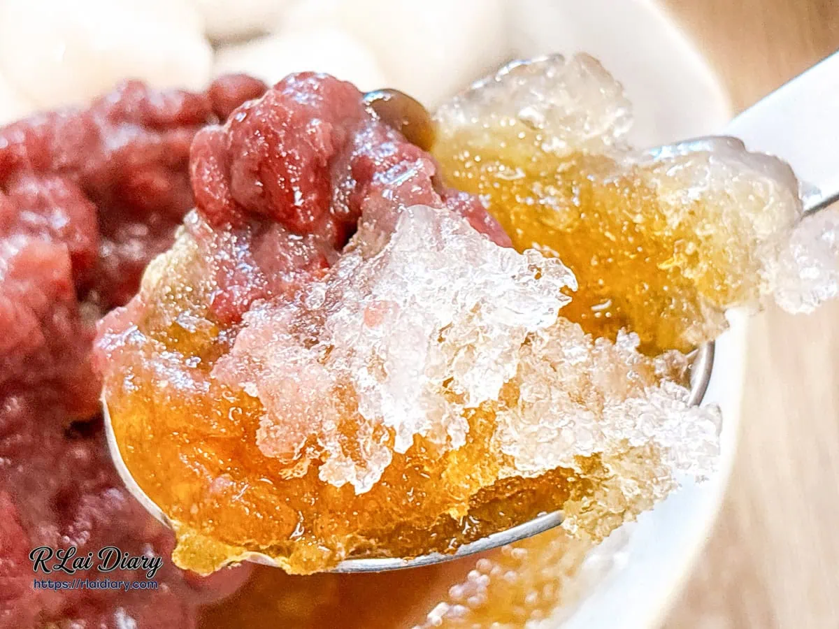 經典Q香冰二砂糖水剉冰與紅豆泥湯匙特寫