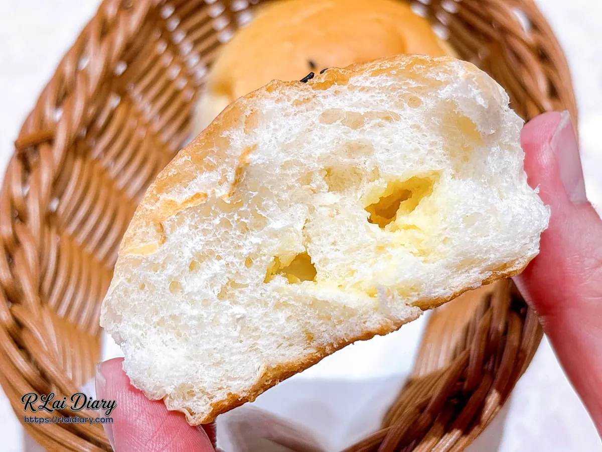 豐芳牛排手工餐包撕開帶有鹹甜奶油內餡特寫